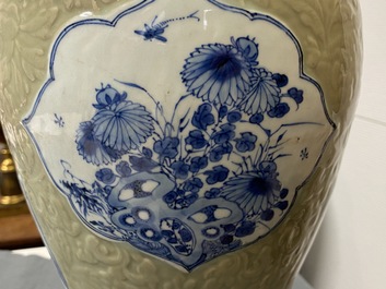 Un vase en porcelaine de Chine &agrave; d&eacute;cor en bleu et blanc sur fond c&eacute;ladon &agrave; d&eacute;cor incis&eacute;, Kangxi